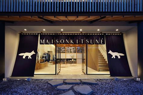 Maison kitsuné - Maison Kitsuné mở cửa và trực tiếp điều hành 45 cửa hàng trên khắp thế giới, trong đó có Paris, London, New York, Tokyo, Seoul, Bắc Kinh, Los Angeles và Vancouver; cùng kênh bán hàng trực tuyến và hơn 400 điểm bán khác trên toàn cầu. 